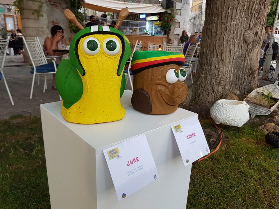 Ispred Azimuta otvorena izložba dvojice kreativaca Lulasa i Grebena: 'Umjetnici nismo, jer su oni svi trknuti, a mi smo baš normalni' 