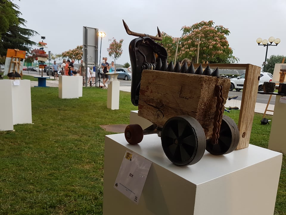 Ispred Azimuta otvorena izložba dvojice kreativaca Lulasa i Grebena: 'Umjetnici nismo, jer su oni svi trknuti, a mi smo baš normalni' 