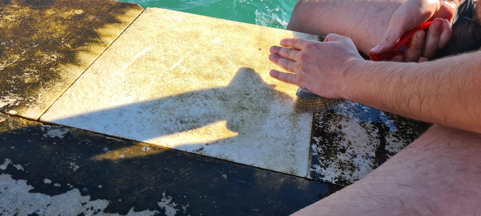 Vikendaši i kabinaši uzeli stvar u svoje ruke: Pokušali odstraniti opasan klizavi sloj s rive ispred kabina