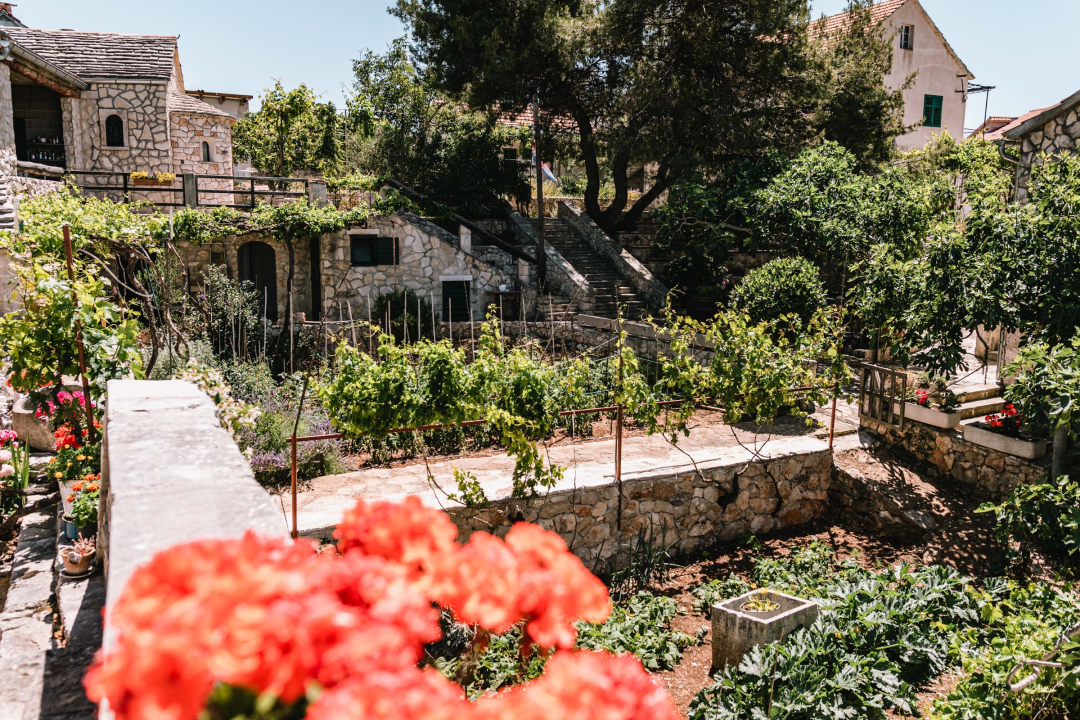 Don Stipe Perkov objavio ‘Razgovore (ne)ugodne puka primoštenskoga’: Riječima su, kao s kamenom, gradili suhozid prošlosti!