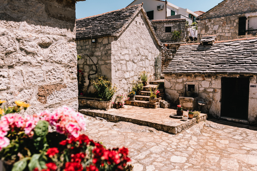 Don Stipe Perkov objavio ‘Razgovore (ne)ugodne puka primoštenskoga’: Riječima su, kao s kamenom, gradili suhozid prošlosti!