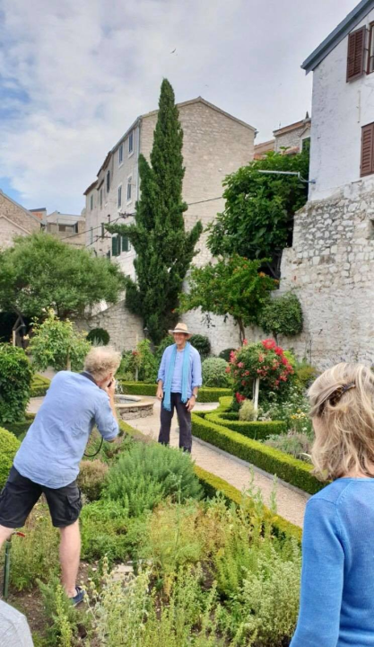 Slavni britanski vrtlar Monty Don snimio emisiju o Samostanskom srednjovjekovnom vrtu sv. Lovre u Šibeniku 
