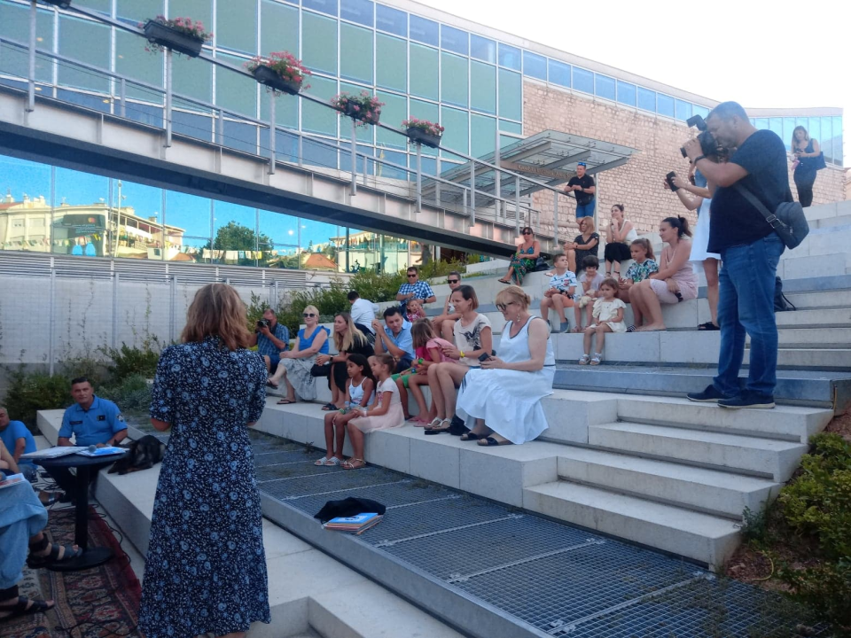 Bajke djeci večeras pred knjižnicom čitali policajci: Dobro se snašao i načelnik Ivica Kostanić 