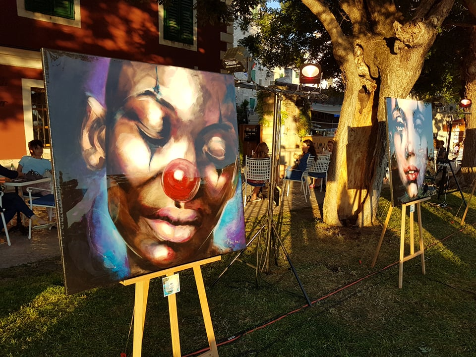 Otvorena treća samostalna izložba Branke Grubić u Azimutu: 'Moje cure govore o slobodi i puštaju glas. Dosta je bilo!' 