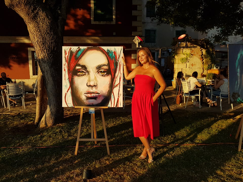 Otvorena treća samostalna izložba Branke Grubić u Azimutu: 'Moje cure govore o slobodi i puštaju glas. Dosta je bilo!' 