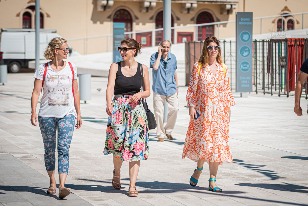 Lepršave haljine svih boja i dezena preplavile su ulice grada