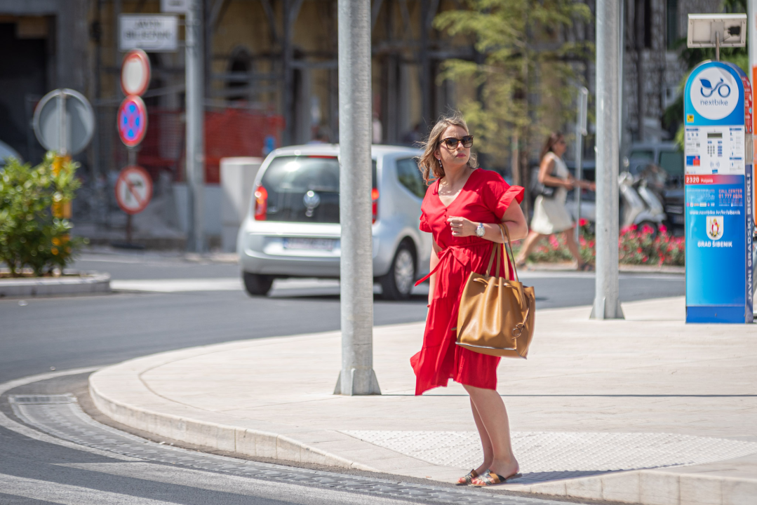 Lepršave haljine svih boja i dezena preplavile su ulice grada