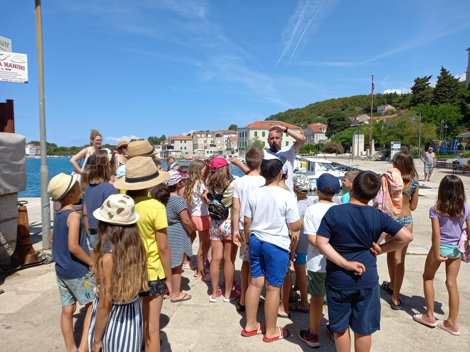 Ribafish dočekan u Prvić Luci: Družio se s djecom i učio ih kako čuvati more