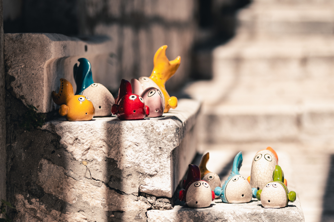 Ljeto u Galeriji Juraj Dalmatinac u znaku veselih riba, bezvremenskog nakita i poznatih umjetnika!