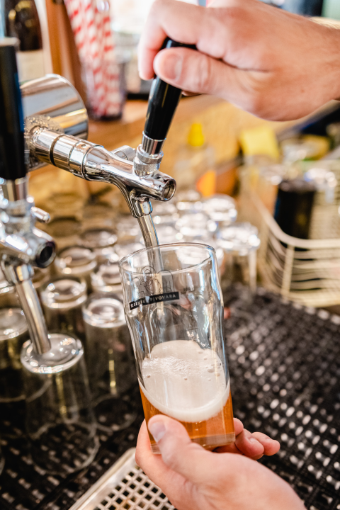 Posjetite Bistro Bava u hladu najstarijeg šibenskog stabla i uživajte u genijalnoj hrani i dvadeset vrsta piva