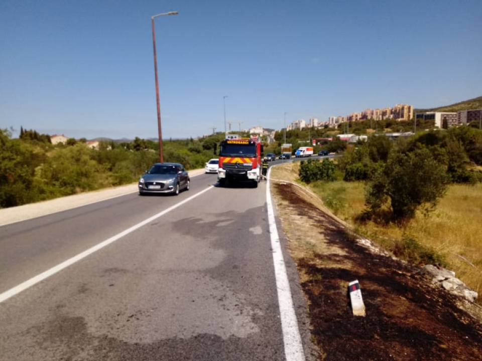 Požar između Dalmarea i Petrola: Vatra ugašena, izgorjelo 200 kvadrata trave i makije