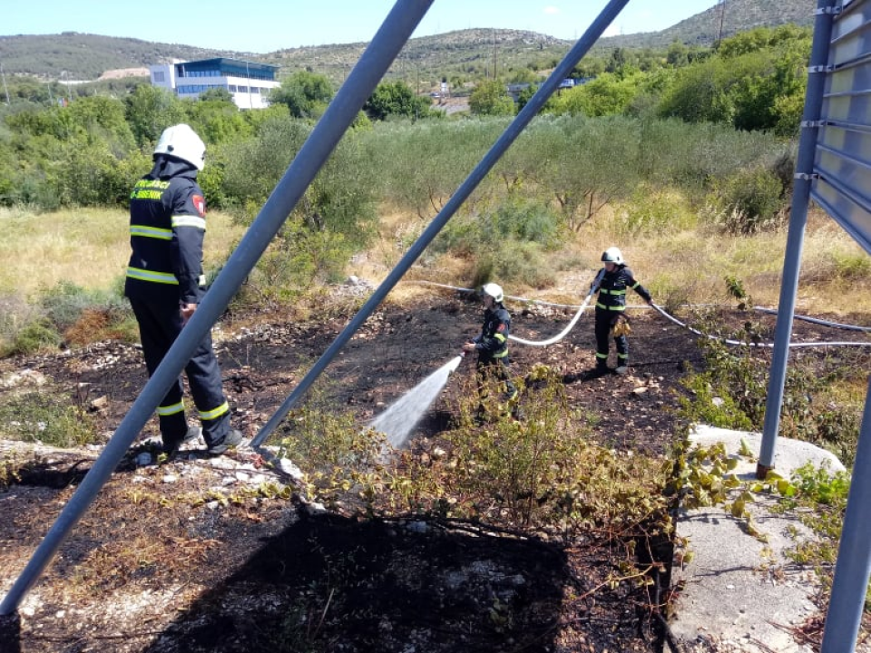 Požar između Dalmarea i Petrola: Vatra ugašena, izgorjelo 200 kvadrata trave i makije