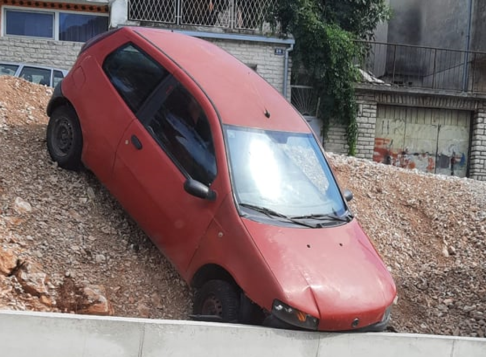 U Rokićima auto sletio niz padinu: Što je uzrok možemo samo nagađati… 