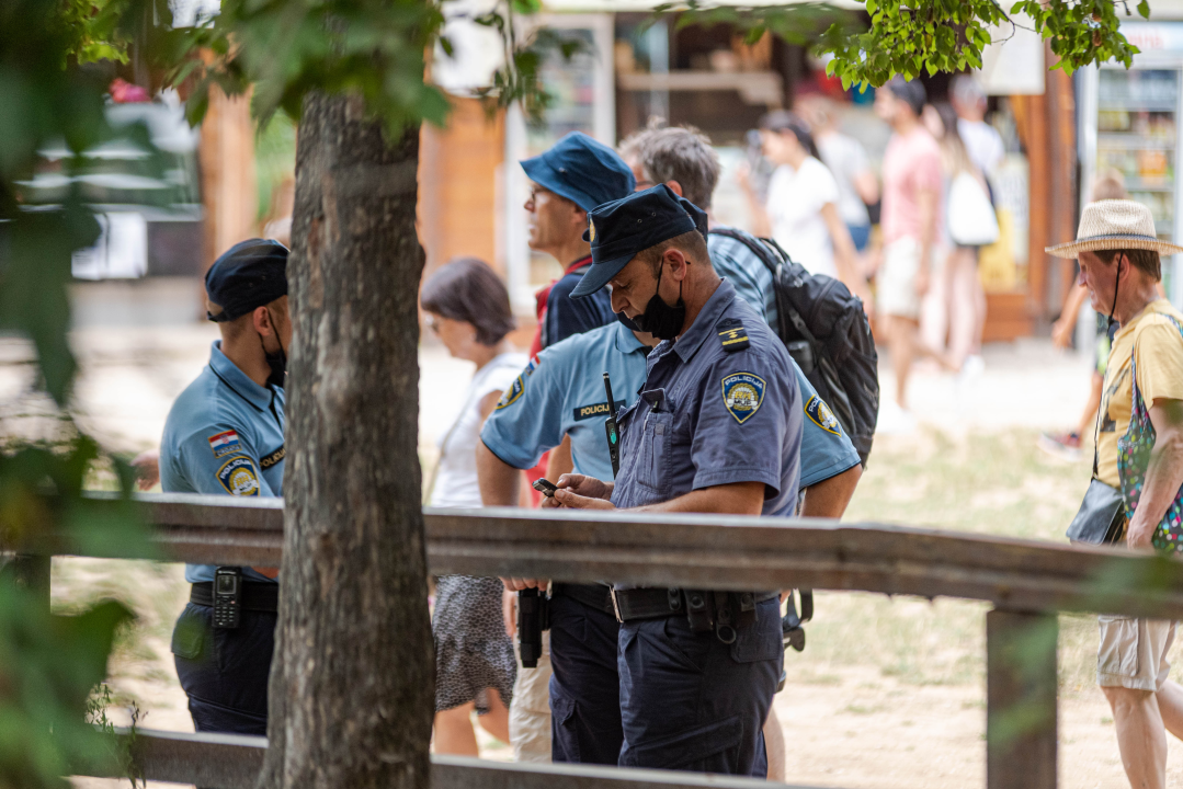 Prosvjedno kupanje na Skradinskom Buku