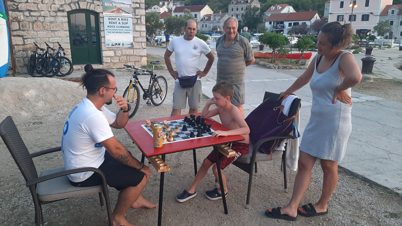 Nikola i Mario svojim rukama izradili figure i ploču pa s mještanima zaigrali uz more