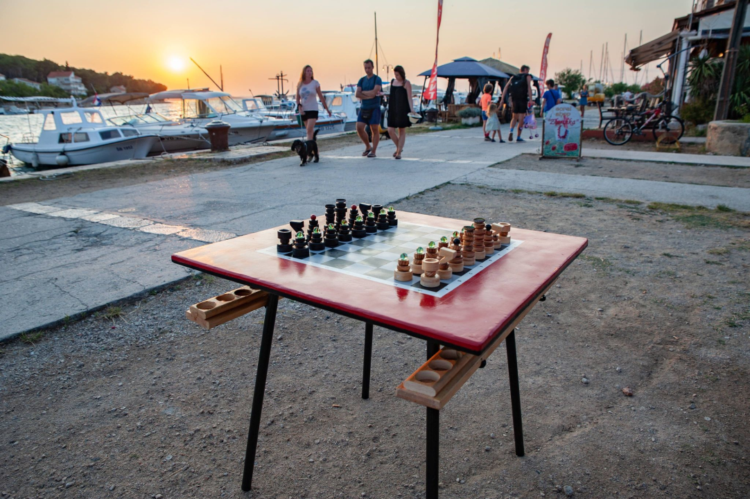 Nikola i Mario svojim rukama izradili figure i ploču pa s mještanima zaigrali uz more