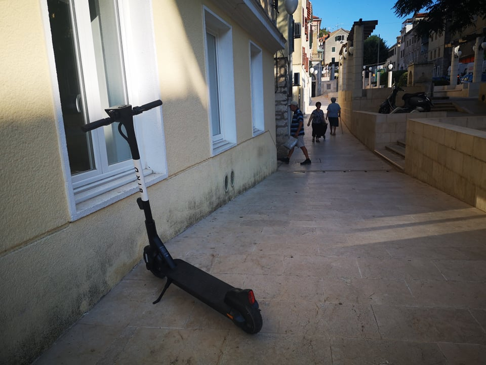 Zašto su električni romobili razbacani po cijelom gradu? 'Trenutni sistem očito ne funkcionira, sazvali smo sastanak…'    