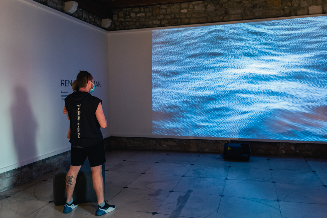 Izložba ‘More, ljudi, obala’ donosi konceptualne radove i snažne poruke o depresiji, migrantima...