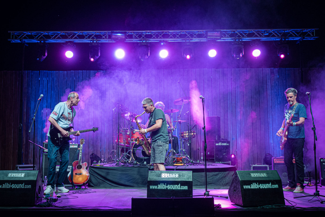 Daleka obala dva i pol sata redala hitove, za bubnjeve sjeo i proslavljeni Roko Ukić