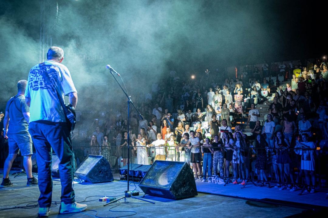 Daleka obala dva i pol sata redala hitove, za bubnjeve sjeo i proslavljeni Roko Ukić