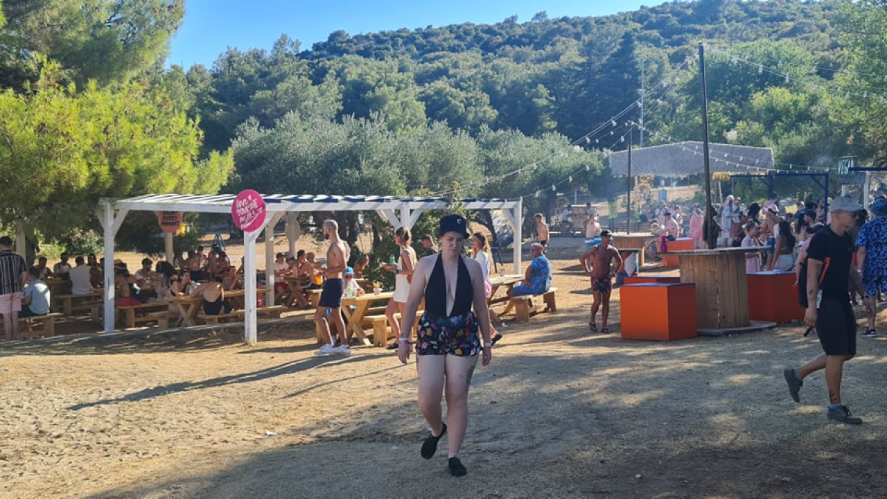 Englezi nahrupili na ples u Tisno: U Gardenu puno toga izgleda kao prava, normalna sezona