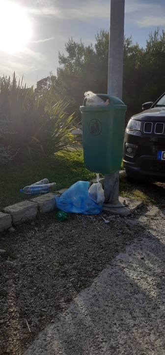 Foto razglednica 'omiljenog' šibenskog kupališta: Smeća je posvuda, a jugo raznosi smrad