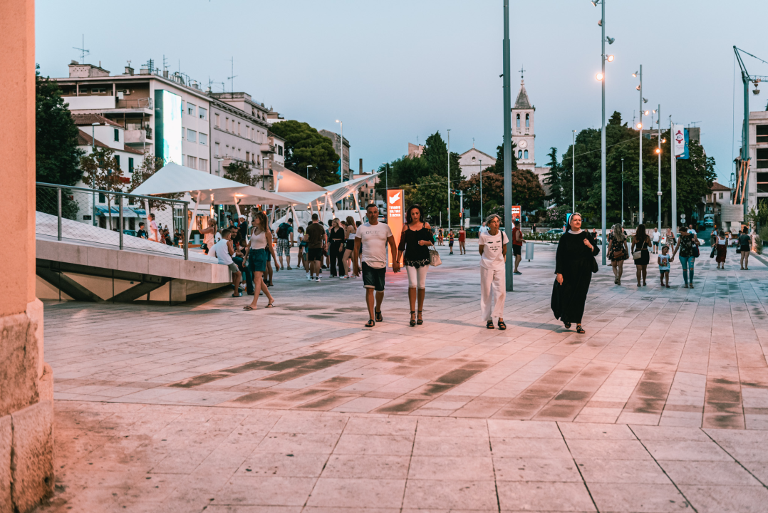 Grad je pun ljudi: Uz buru lakše se diše pa turisti, osim u čarobnom zalasku, uživaju u prešetavanju rivom!