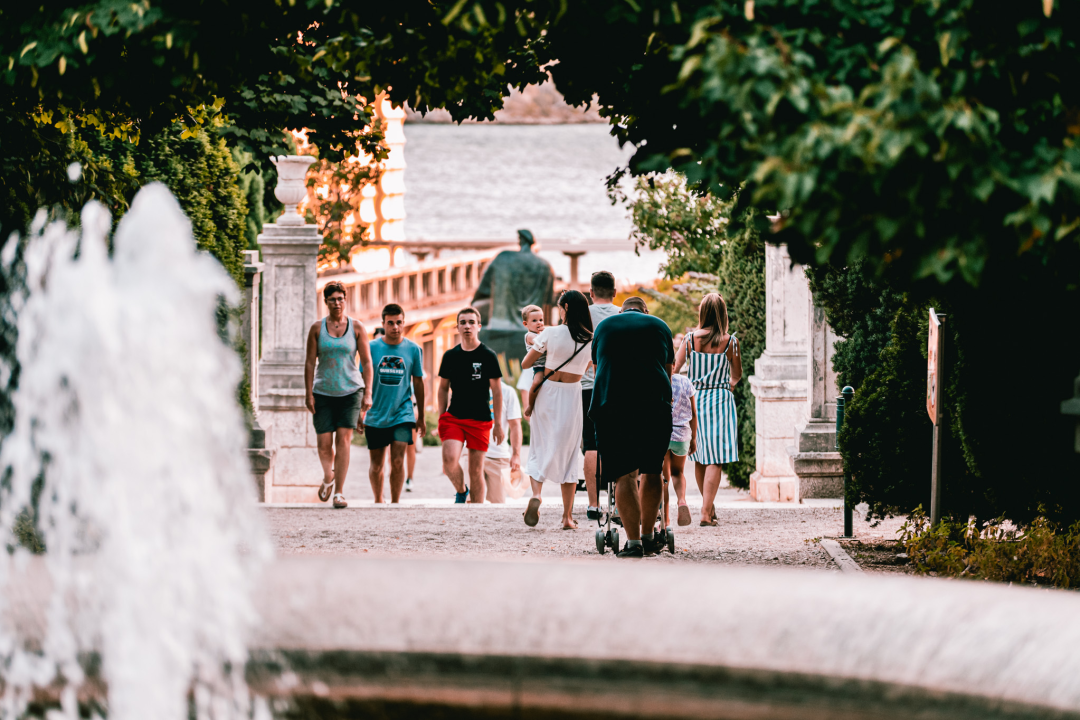 Grad je pun ljudi: Uz buru lakše se diše pa turisti, osim u čarobnom zalasku, uživaju u prešetavanju rivom!