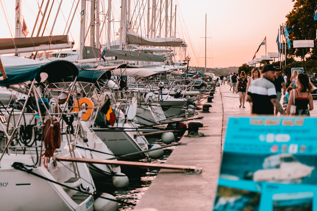 Grad je pun ljudi: Uz buru lakše se diše pa turisti, osim u čarobnom zalasku, uživaju u prešetavanju rivom!