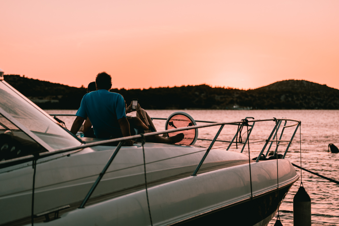 Grad je pun ljudi: Uz buru lakše se diše pa turisti, osim u čarobnom zalasku, uživaju u prešetavanju rivom!