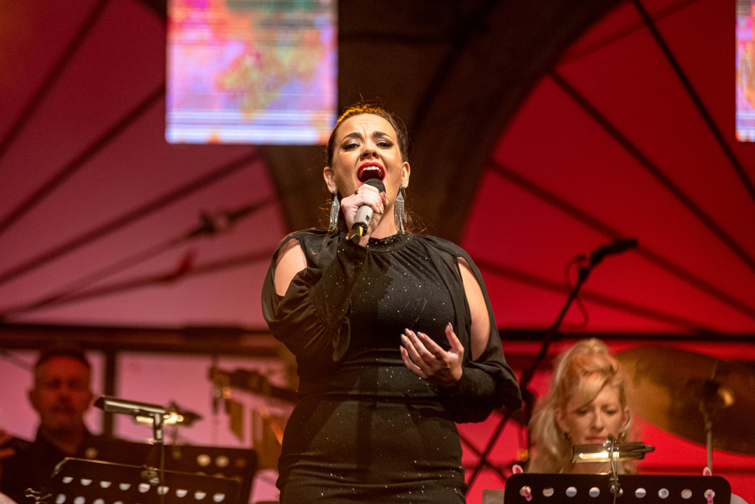 Odijela, ležerne košulje, otkačene kombinacije, svečane haljine: Pogledajte što se nosilo na pozornici 24. Šansone