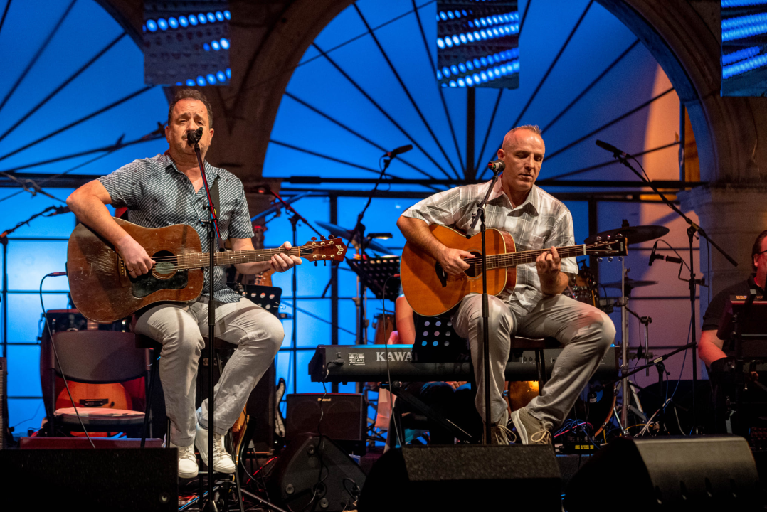 Odijela, ležerne košulje, otkačene kombinacije, svečane haljine: Pogledajte što se nosilo na pozornici 24. Šansone