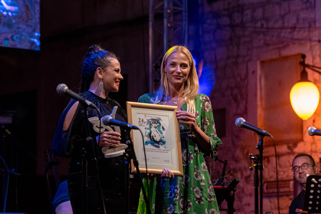 Odijela, ležerne košulje, otkačene kombinacije, svečane haljine: Pogledajte što se nosilo na pozornici 24. Šansone