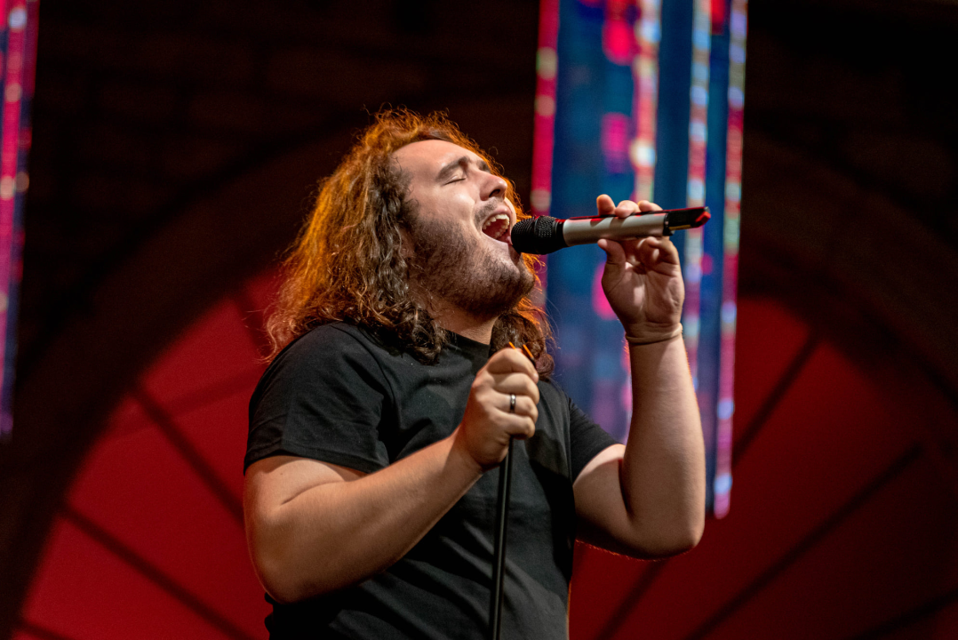 Odijela, ležerne košulje, otkačene kombinacije, svečane haljine: Pogledajte što se nosilo na pozornici 24. Šansone