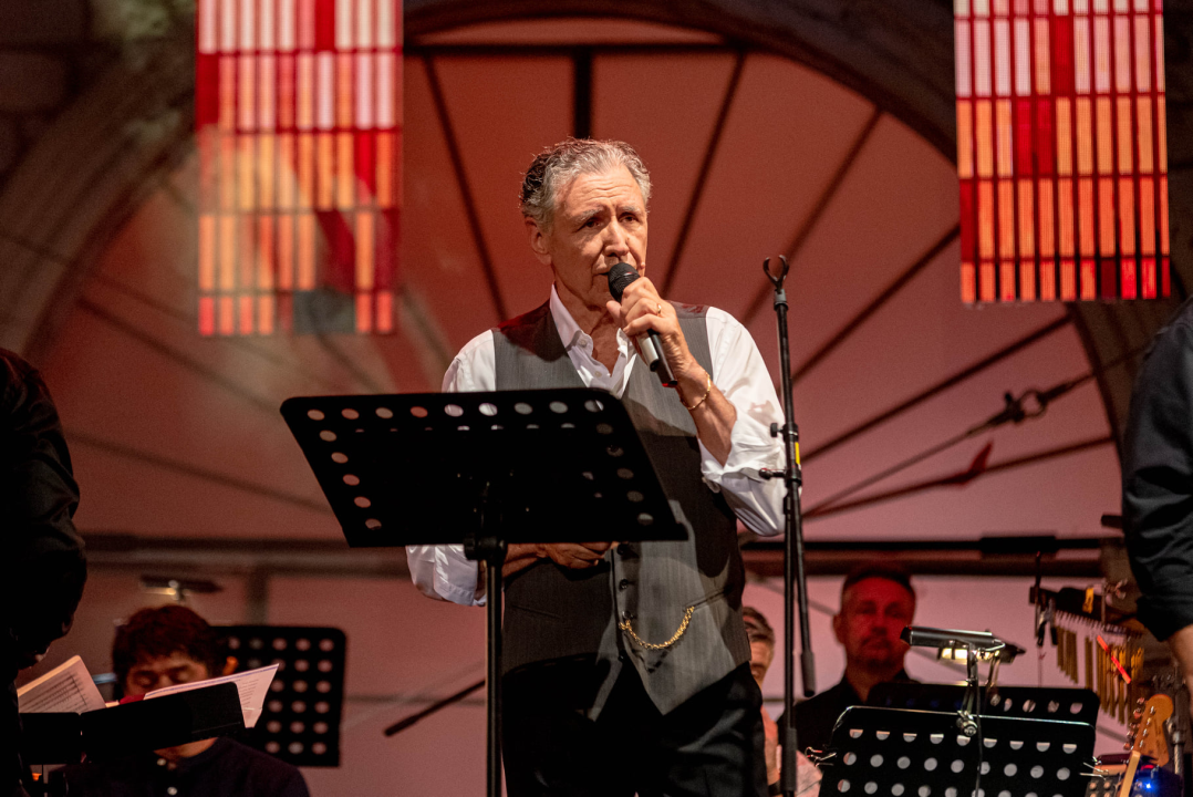 Odijela, ležerne košulje, otkačene kombinacije, svečane haljine: Pogledajte što se nosilo na pozornici 24. Šansone