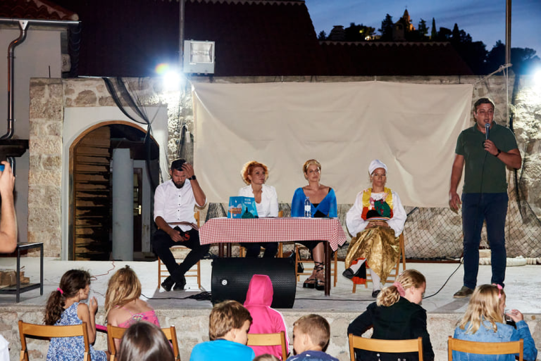 U Tribunju pred prepunim gledalištem djeci predstavljena legenda o magarcu 