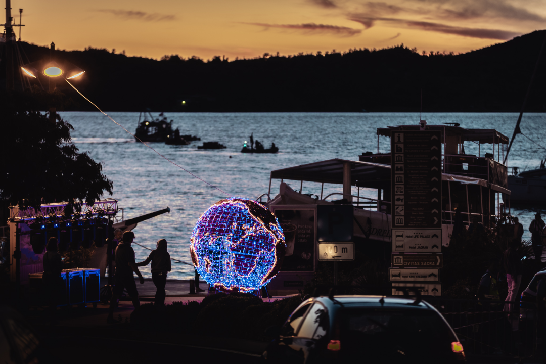 Šibenik zasjao svjetlosnim instalacijama i vatrometom: Na rivi prikazani i filmski kadrovi grada iz 1904. godine