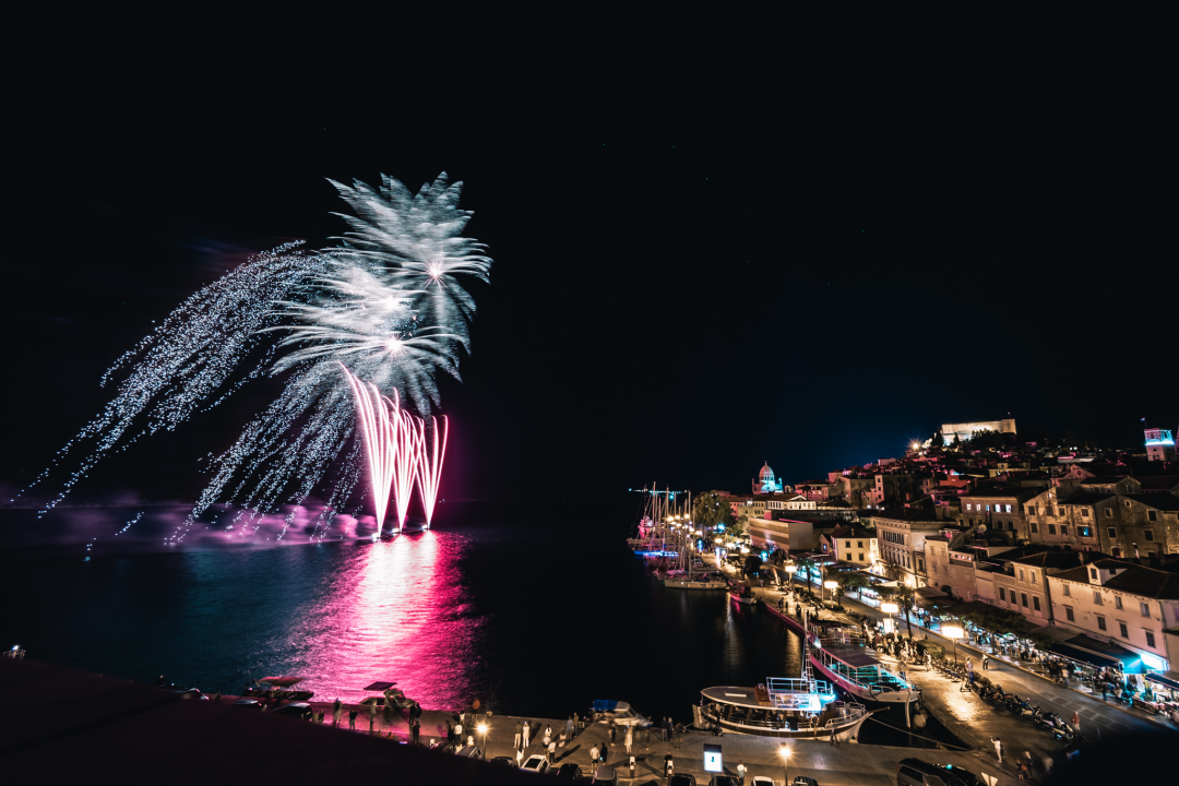 Šibenik zasjao svjetlosnim instalacijama i vatrometom: Na rivi prikazani i filmski kadrovi grada iz 1904. godine