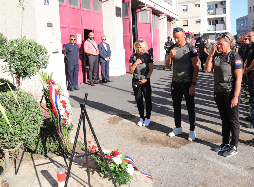 Kod Vatrogasnog doma u Šibeniku položeni vijenci i zapaljene svijeće u spomen na stradale vatrogasce