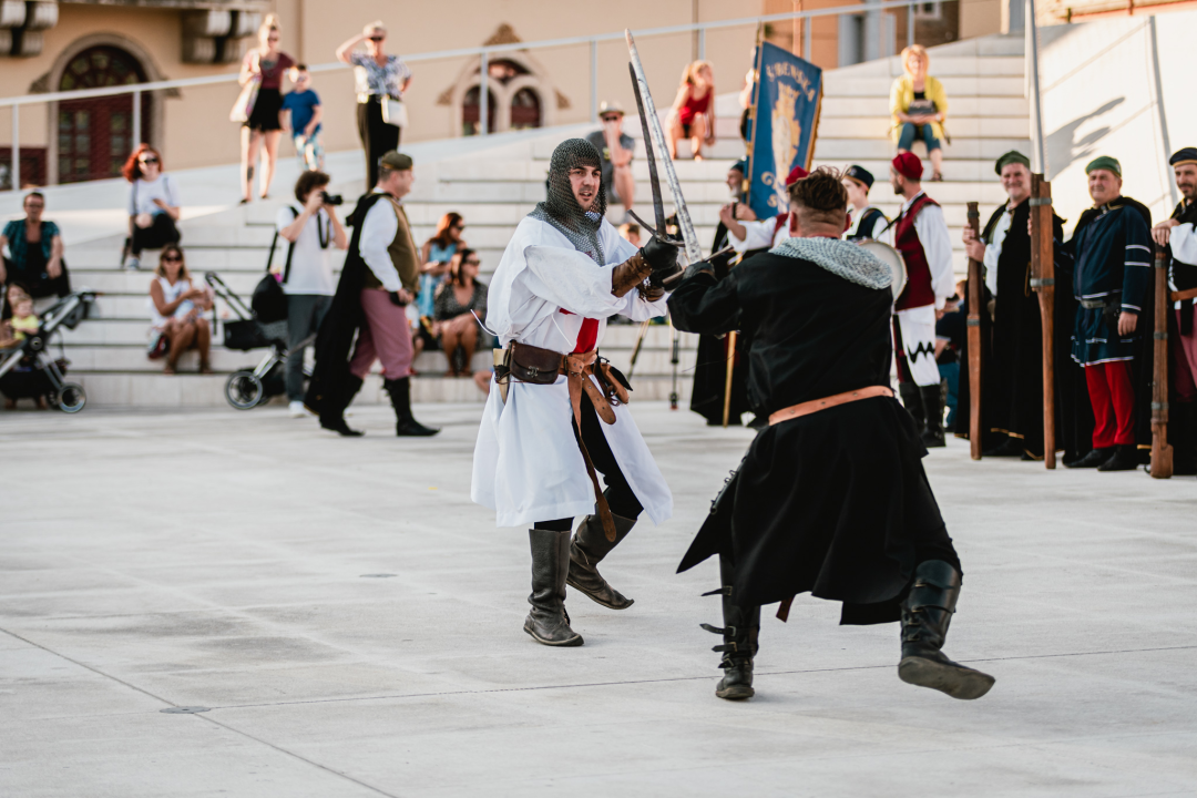 Šibenik se vratio u srednji vijek: Gradska straža i vitezovi kod katedrale ‘upali’ na vjenčanje!