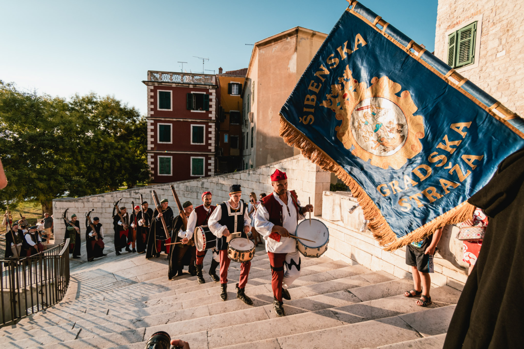 Šibenik se vratio u srednji vijek: Gradska straža i vitezovi kod katedrale ‘upali’ na vjenčanje!