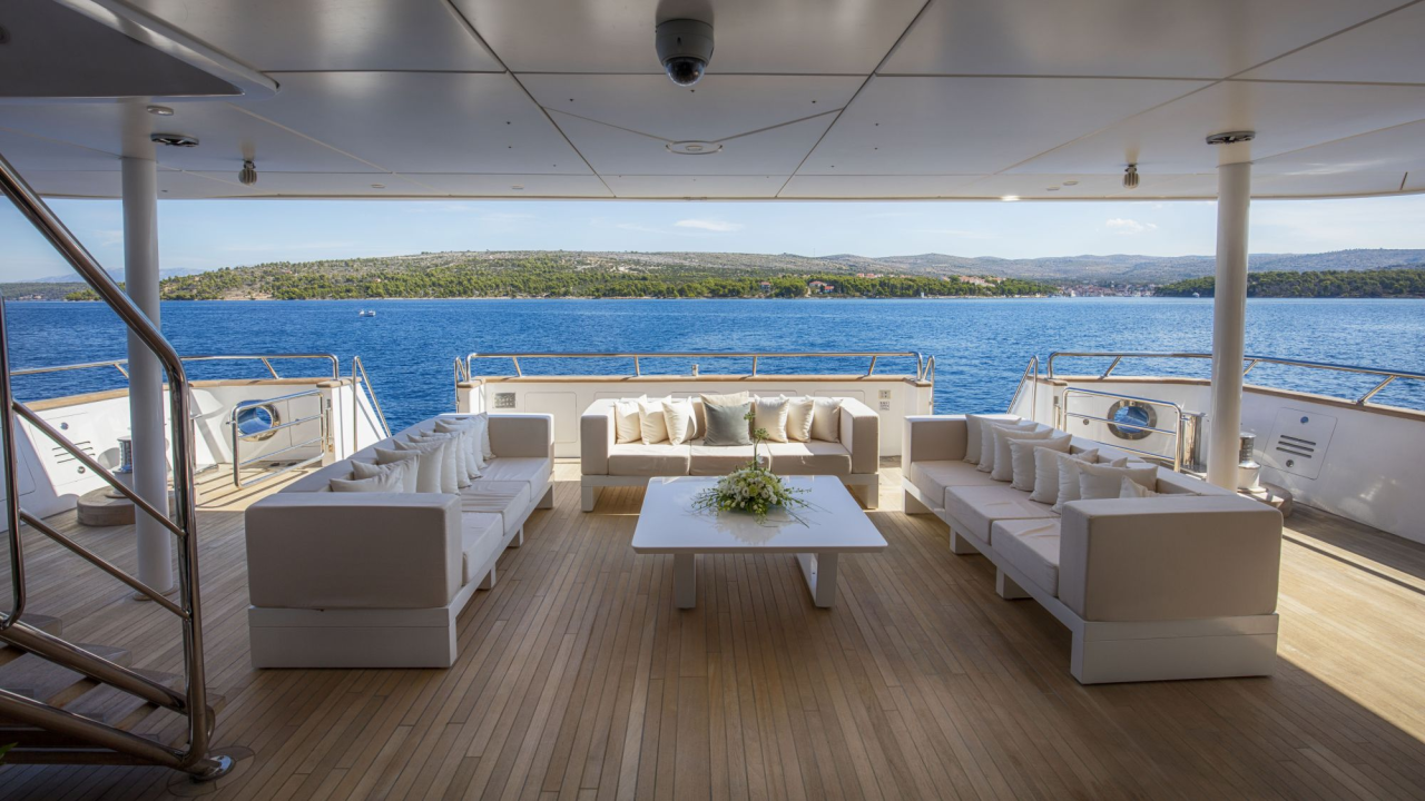 Jahta čiji tjedni najam košta 300 tisuća eura mami poglede na Zlarinu, pogledajte kakva je iznutra