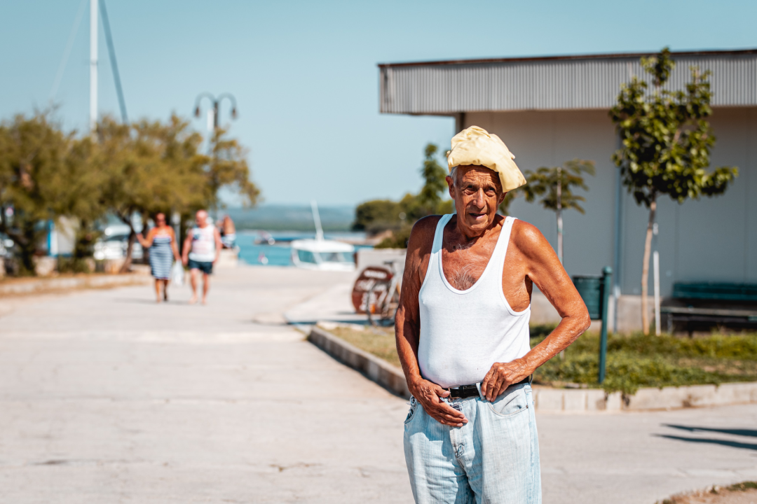 Na Zlarinu vrijeme sporije teče: Ljudi su po kafićima, sunčaju se, rade na brodovima...ključna riječ je 'pomalo'!
