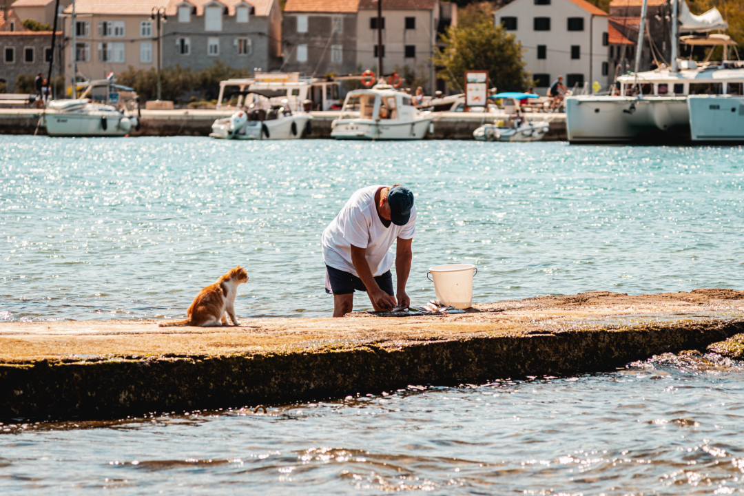 Na Zlarinu vrijeme sporije teče: Ljudi su po kafićima, sunčaju se, rade na brodovima...ključna riječ je 'pomalo'!