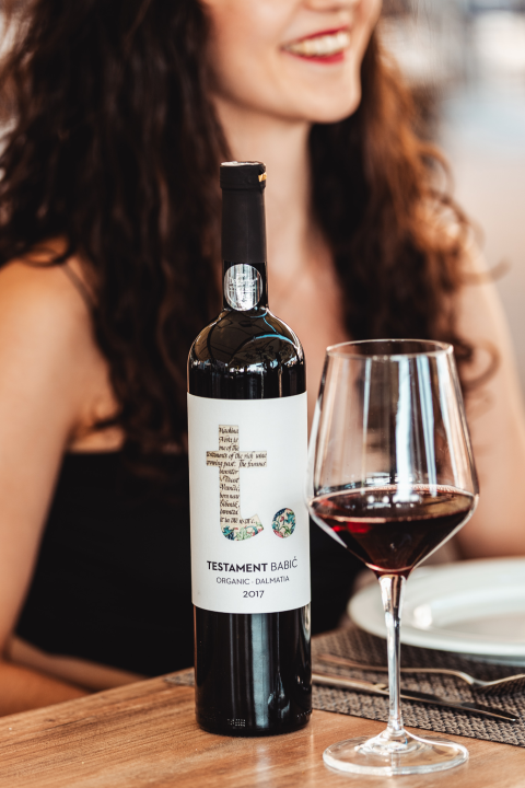 Terasa hotela Jadran ovog ljeta ‘vraćena’ Šibenčanima, a svirke uživo nastavljaju i nakon sezone! 