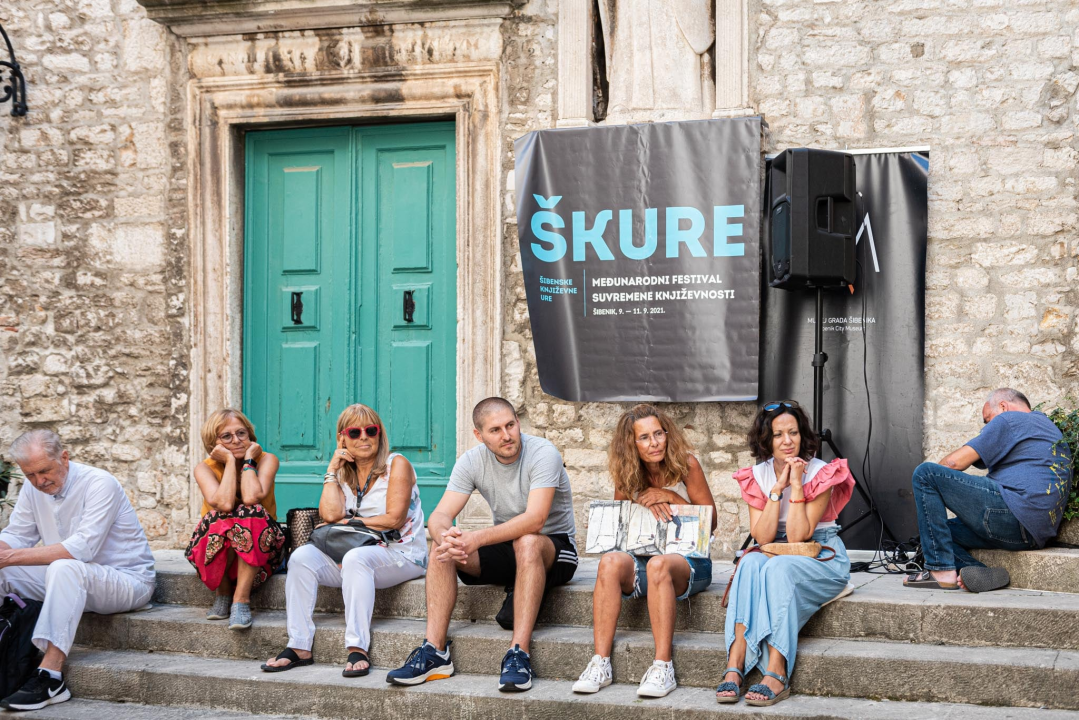 Pjesnici i pisci šibenskog kraja zablistali pored krstionice: Stihovi i kratke priče uz jutarnju kavu