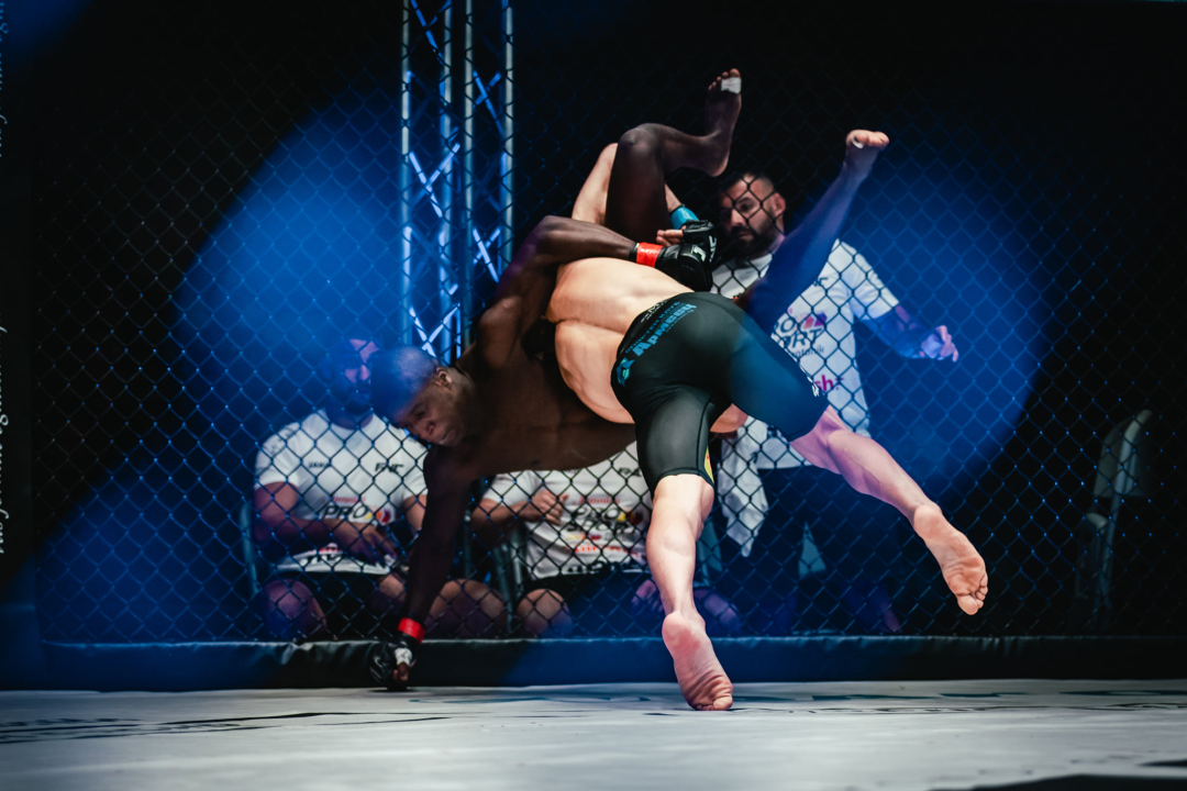 Borilački spektakl na Tvrđavi sv. Mihovila: ‘Croata‘ uspavao Vasu Bakočevića u prvoj rundi borbe 