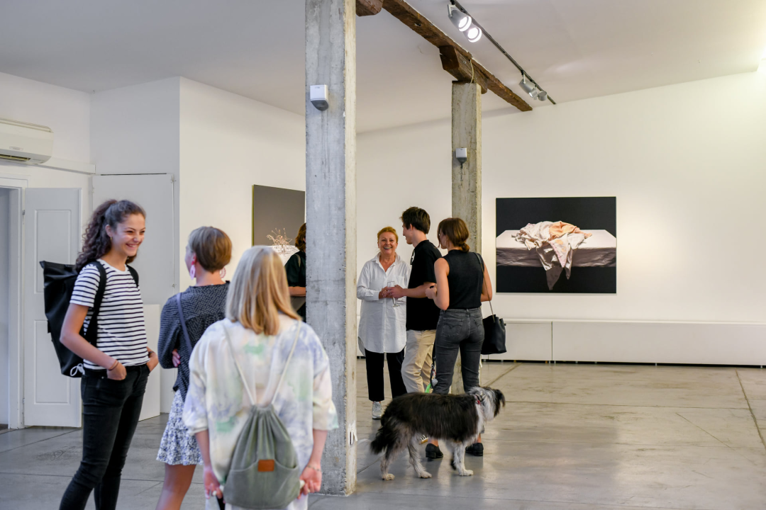 Ivan Buvinić ogolio osobne traume izložbom fotografija: 'Obiteljski stol svjedok je ljudskih odnosa' 
