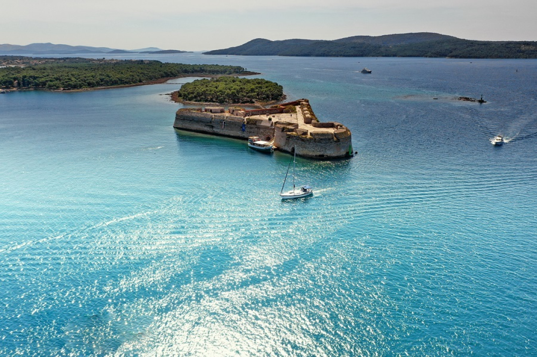 Otvorena izložba na sv. Nikoli: Razgledajte je na Dan grada, tri broda voze besplatno do utvrde u kanalu