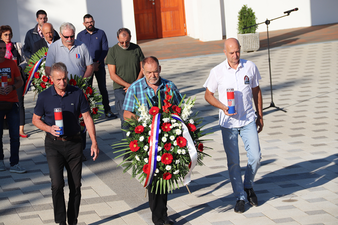 Na Kvanju položeni vijenci i zapaljene svijeće za sugrađane koji su kroz povijest dali doprinos za Šibenik